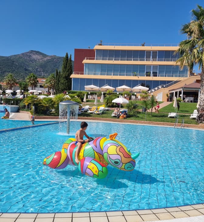 Bambino in piscina